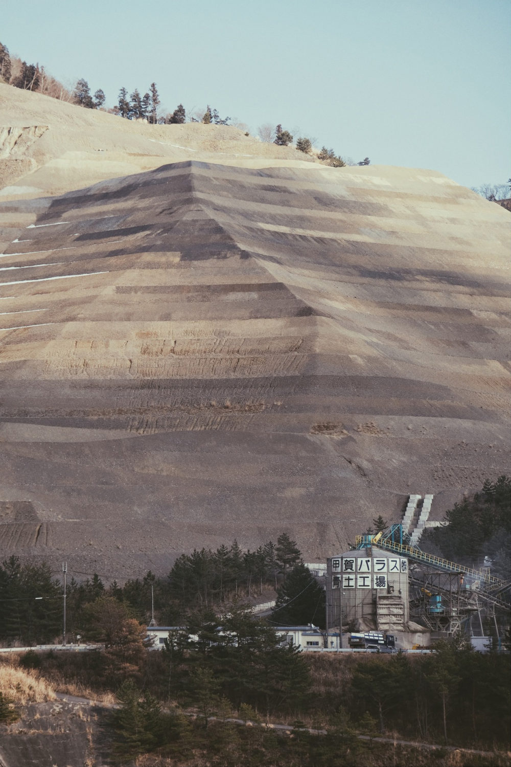 【A New Landmark in Tsuchiyama, Koka City】A Vast, Graphic Geological Cross-Section at an Excavation Site — Hard to Believe This Is Japan.