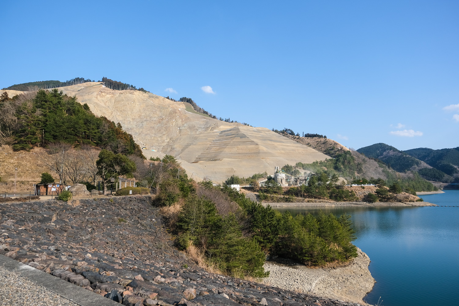 【A New Landmark in Tsuchiyama, Koka City】A Vast, Graphic Geological Cross-Section at an Excavation Site — Hard to Believe This Is Japan.