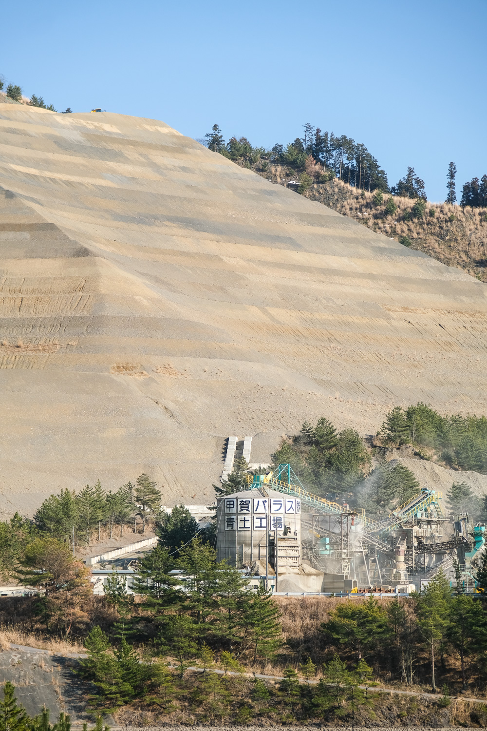 【A New Landmark in Tsuchiyama, Koka City】A Vast, Graphic Geological Cross-Section at an Excavation Site — Hard to Believe This Is Japan.