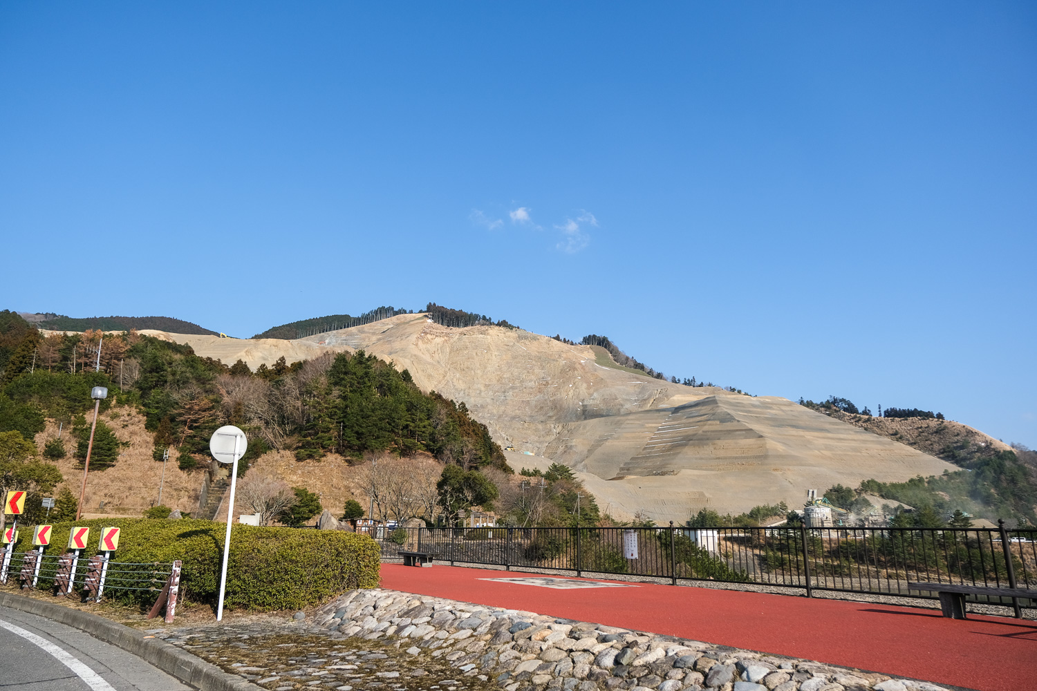 【A New Landmark in Tsuchiyama, Koka City】A Vast, Graphic Geological Cross-Section at an Excavation Site — Hard to Believe This Is Japan. width=