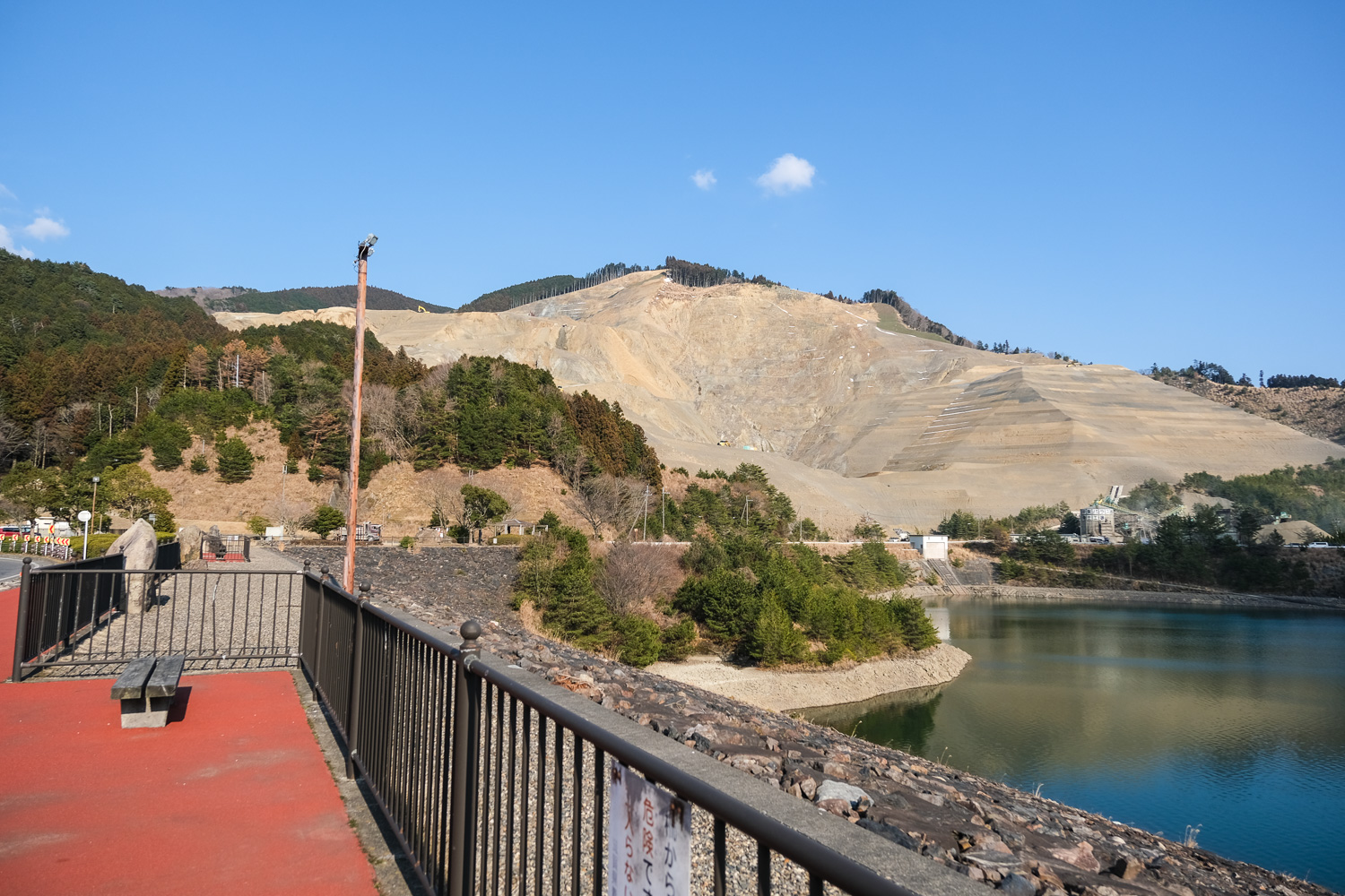 【A New Landmark in Tsuchiyama, Koka City】A Vast, Graphic Geological Cross-Section at an Excavation Site — Hard to Believe This Is Japan.