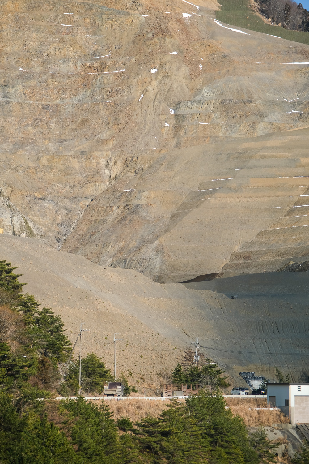 【A New Landmark in Tsuchiyama, Koka City】A Vast, Graphic Geological Cross-Section at an Excavation Site — Hard to Believe This Is Japan.