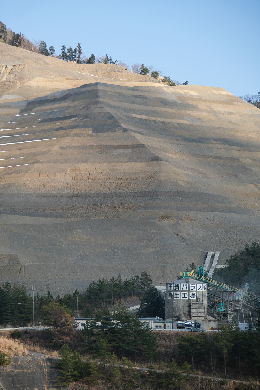 【A New Landmark in Tsuchiyama, Koka City】A Vast, Graphic Geological Cross-Section at an Excavation Site — Hard to Believe This Is Japan.