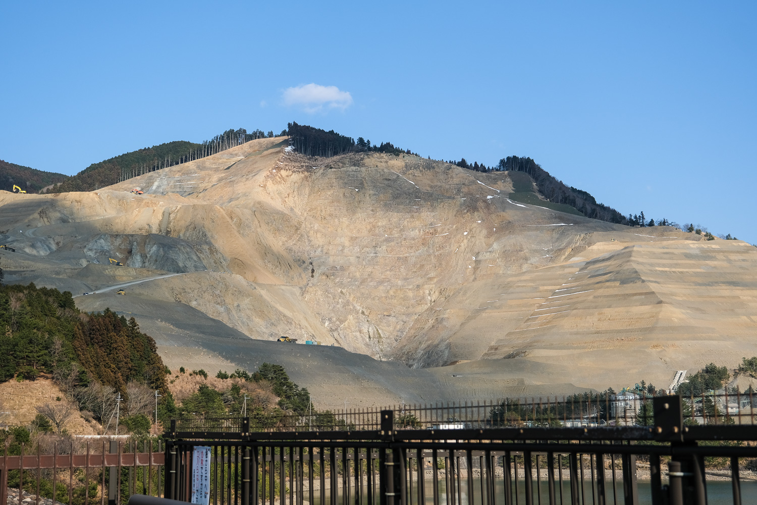 【A New Landmark in Tsuchiyama, Koka City】A Vast, Graphic Geological Cross-Section at an Excavation Site — Hard to Believe This Is Japan.