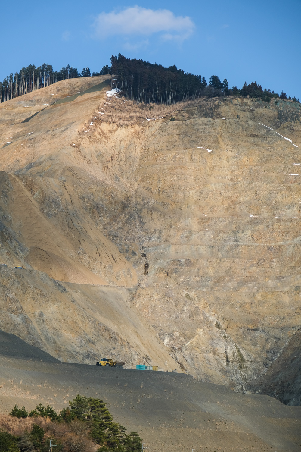 【A New Landmark in Tsuchiyama, Koka City】A Vast, Graphic Geological Cross-Section at an Excavation Site — Hard to Believe This Is Japan.