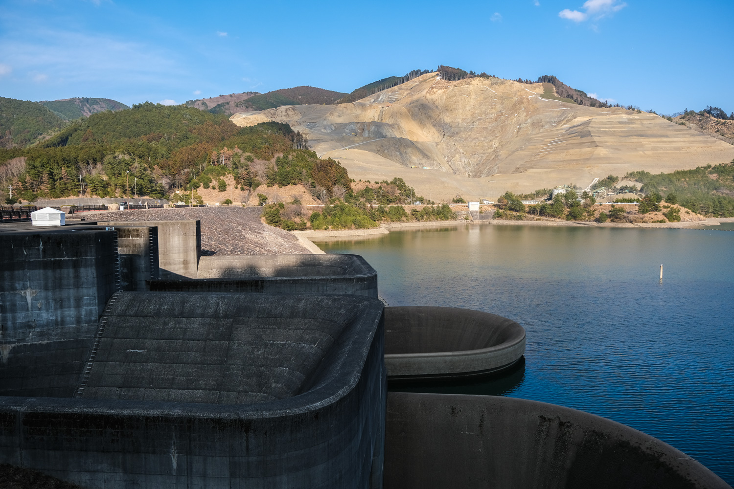 【A New Landmark in Tsuchiyama, Koka City】A Vast, Graphic Geological Cross-Section at an Excavation Site — Hard to Believe This Is Japan.