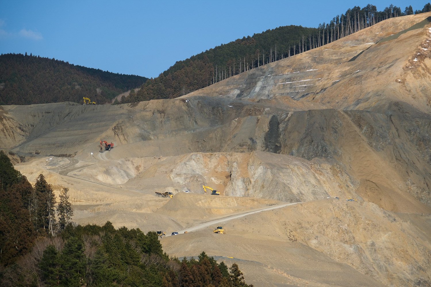 【A New Landmark in Tsuchiyama, Koka City】A Vast, Graphic Geological Cross-Section at an Excavation Site — Hard to Believe This Is Japan.
