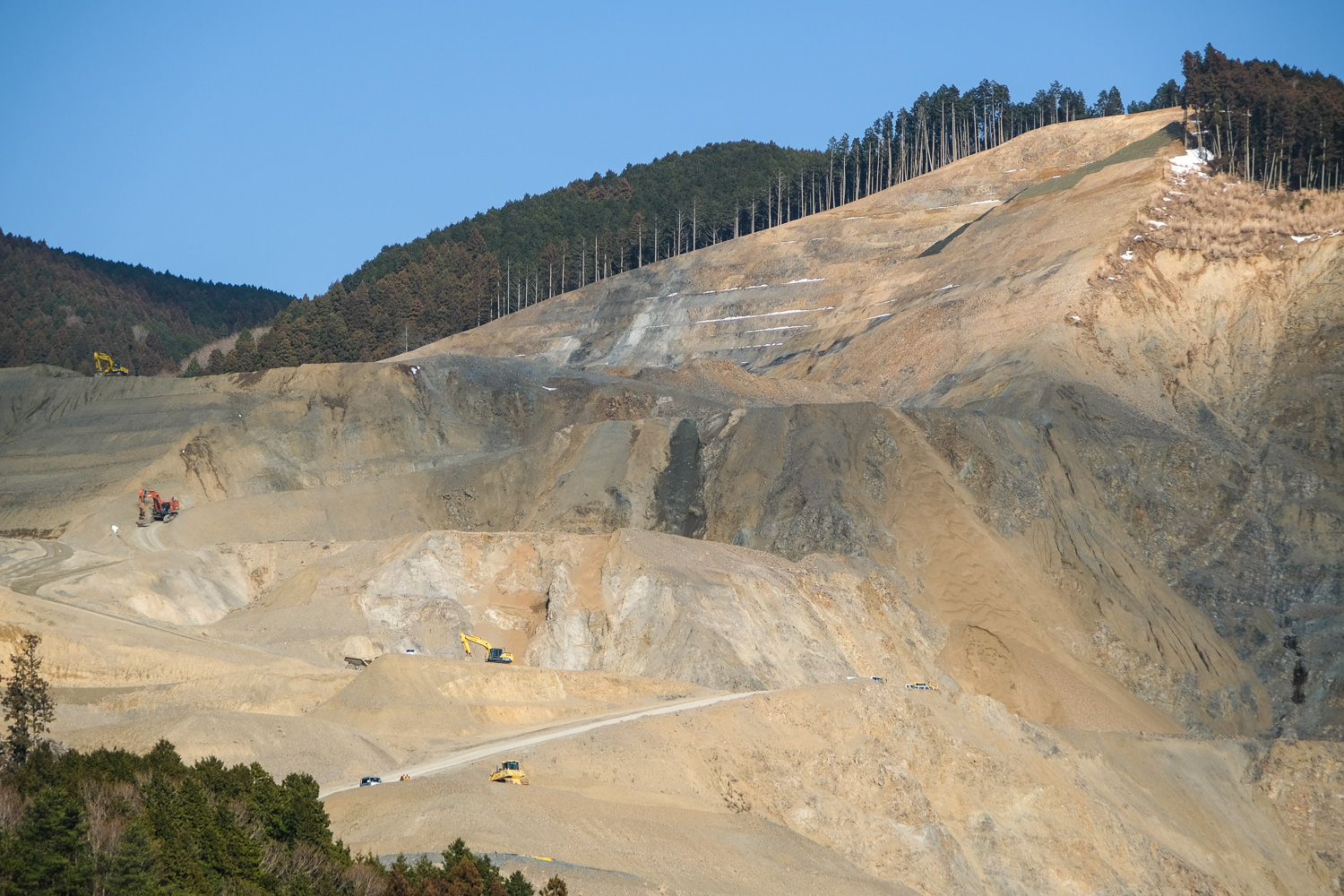 【A New Landmark in Tsuchiyama, Koka City】A Vast, Graphic Geological Cross-Section at an Excavation Site — Hard to Believe This Is Japan.