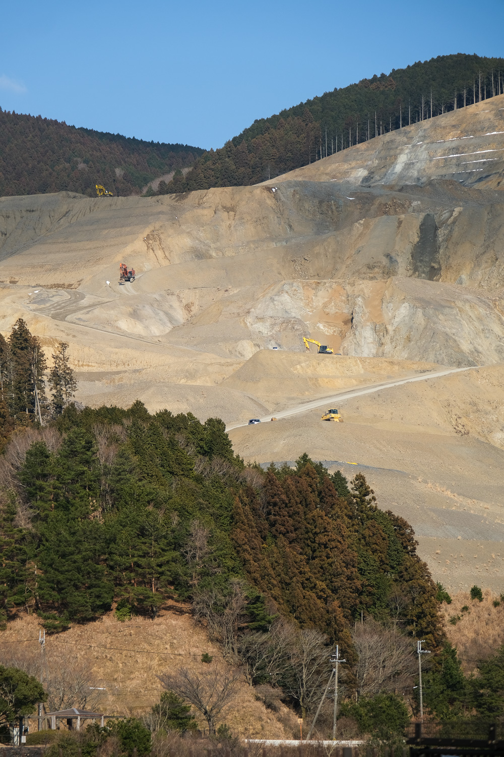 【A New Landmark in Tsuchiyama, Koka City】A Vast, Graphic Geological Cross-Section at an Excavation Site — Hard to Believe This Is Japan.