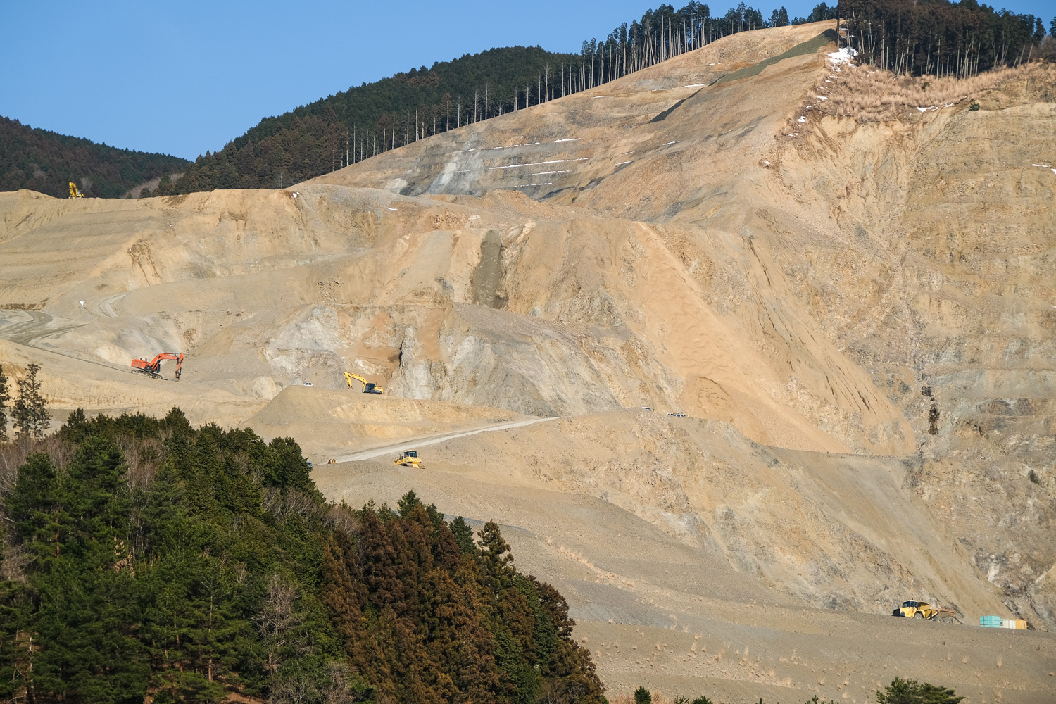 【A New Landmark in Tsuchiyama, Koka City】A Vast, Graphic Geological Cross-Section at an Excavation Site — Hard to Believe This Is Japan.