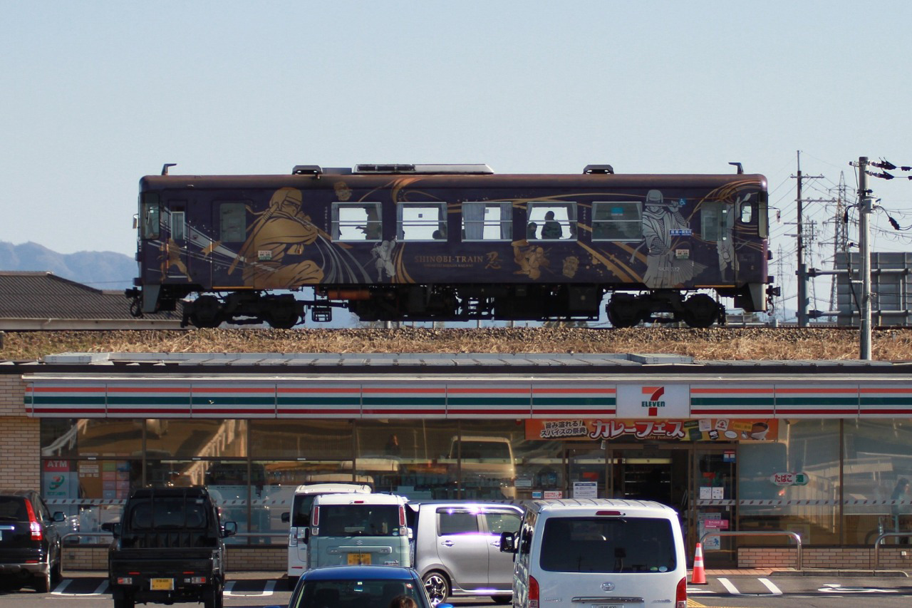 【甲賀市】空飛ぶ電車、コンビニ・セブンイレブンの上を電車が走る。 [Koka City] Flying trains run above convenience stores.