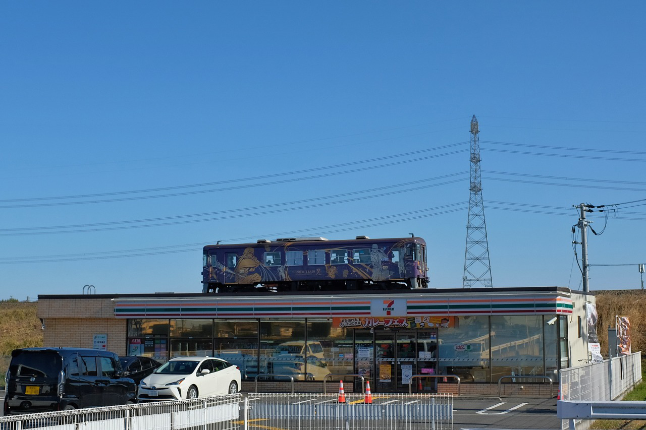 【甲賀市】空飛ぶ電車、コンビニ・セブンイレブンの上を電車が走る。 [Koka City] Flying trains run above convenience stores.